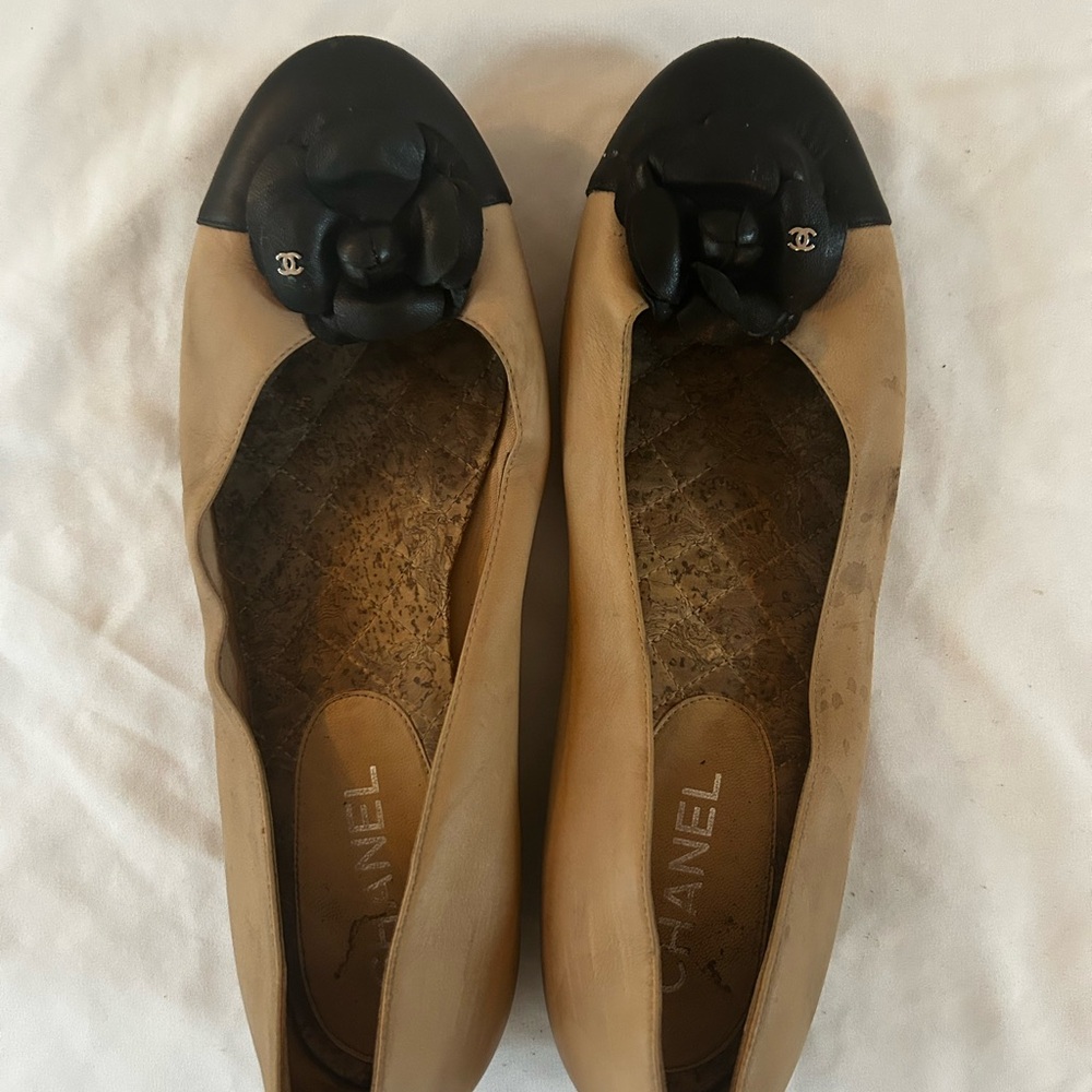 CHANEL Tan and Black Floral Flats